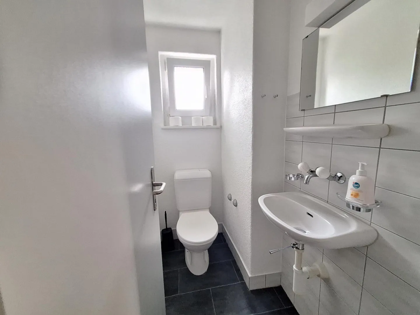 Attractive apartment in popular neighborhood - Photo 5 of 7