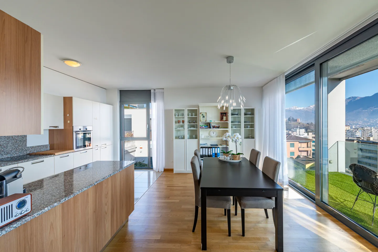 Elegante attico con vista lago - Foto 7 di 13