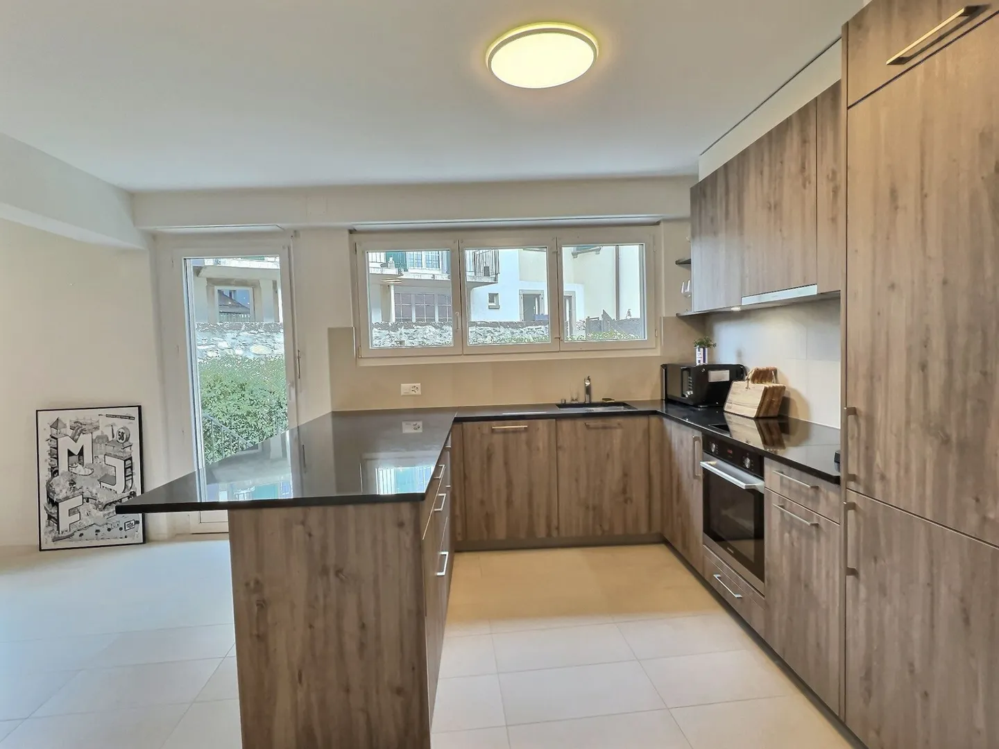 Magnificent 3.5 rooms in the center of the village - Photo 2 of 9