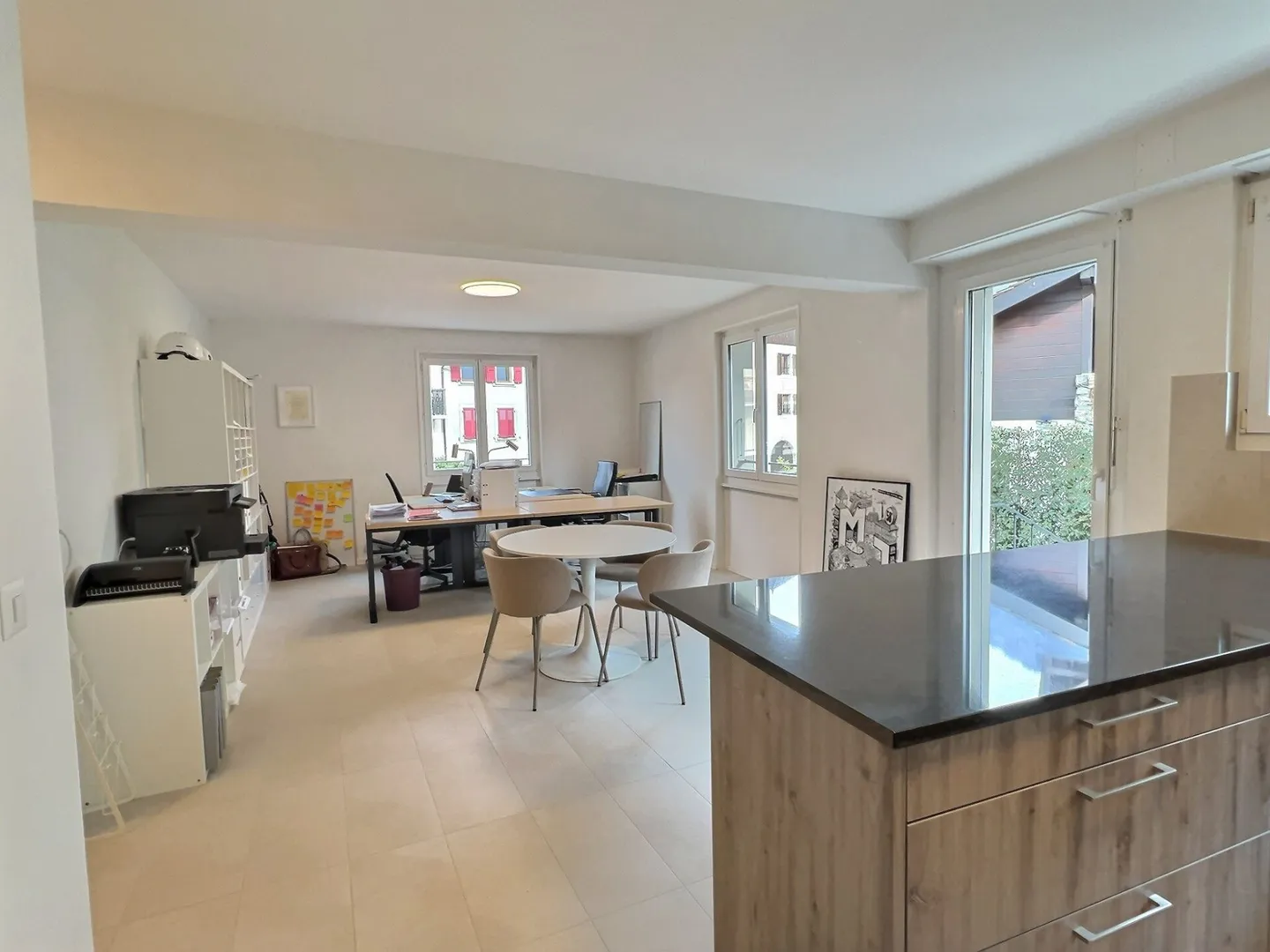 Magnificent 3.5 rooms in the center of the village - Photo 3 of 9