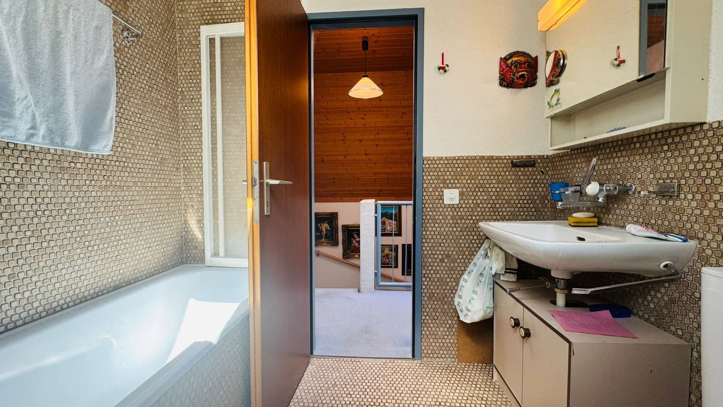 Maison de ville modernisée de 5,5 pièces avec jardin, nouveau toit, garage et place de parking - Photo 12 sur 22