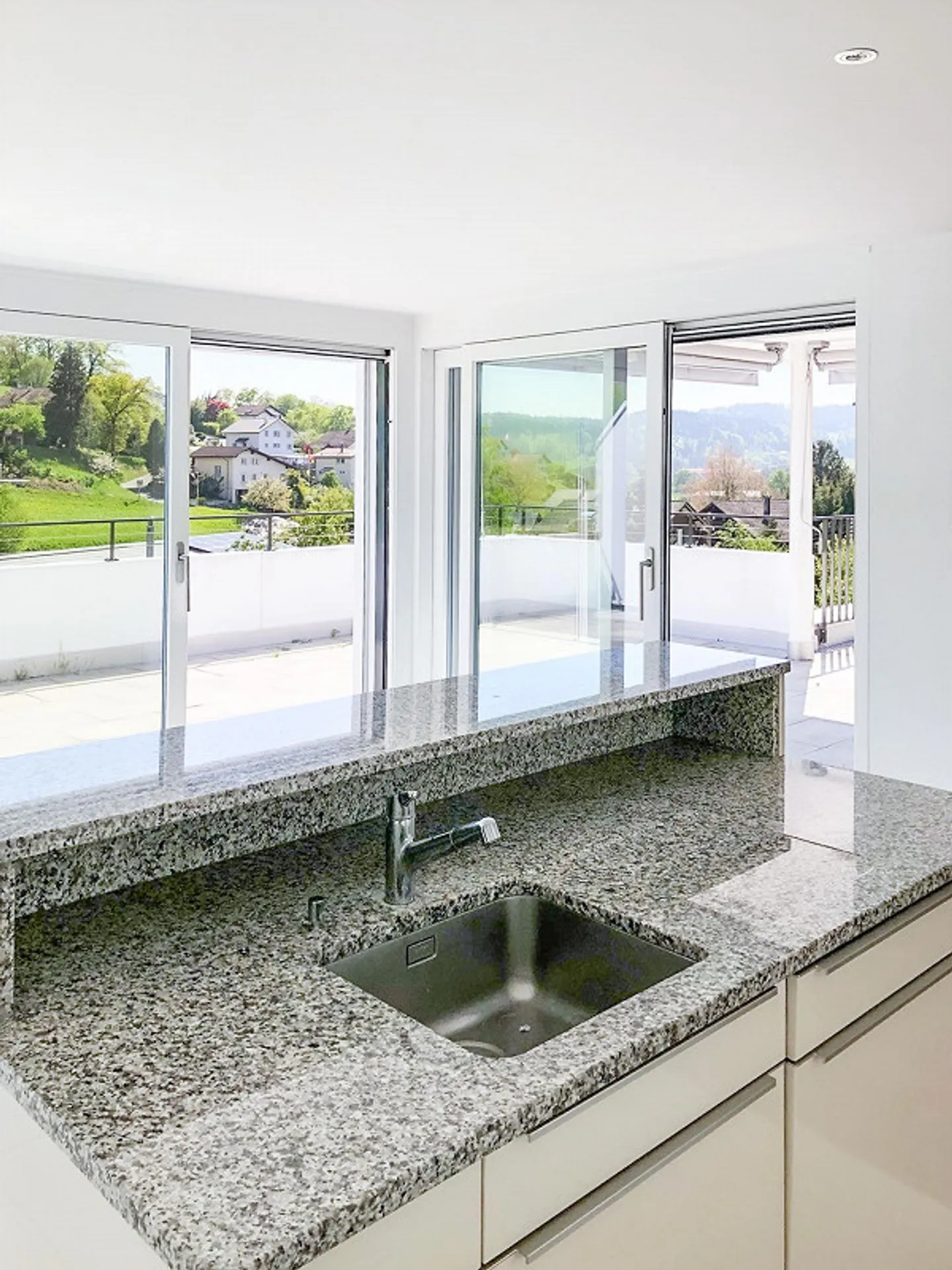 Appartement spacieux de 4,5 pièces baigné de soleil - Photo 3 sur 10