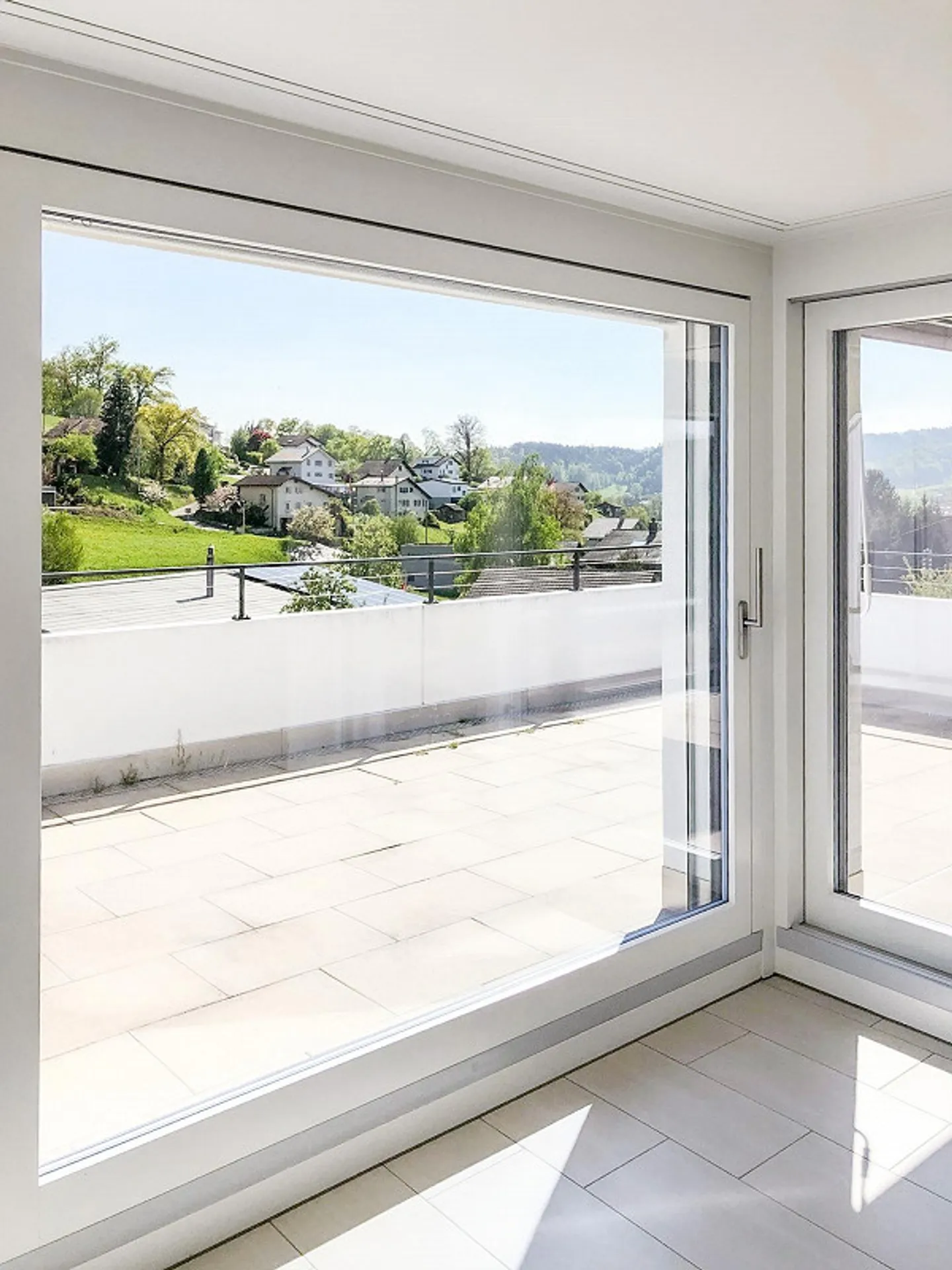 Appartement spacieux de 4,5 pièces baigné de soleil - Photo 4 sur 10