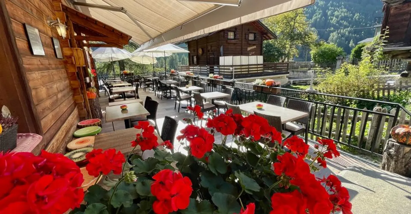 Highly regarded restaurant all year round, with terrace and lawn - Photo 6 of 13