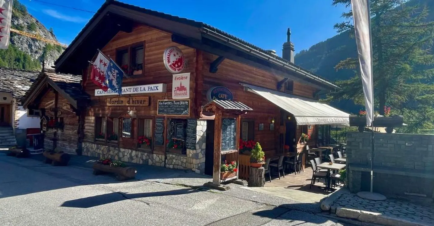 Highly regarded restaurant all year round, with terrace and lawn - Photo 7 of 13