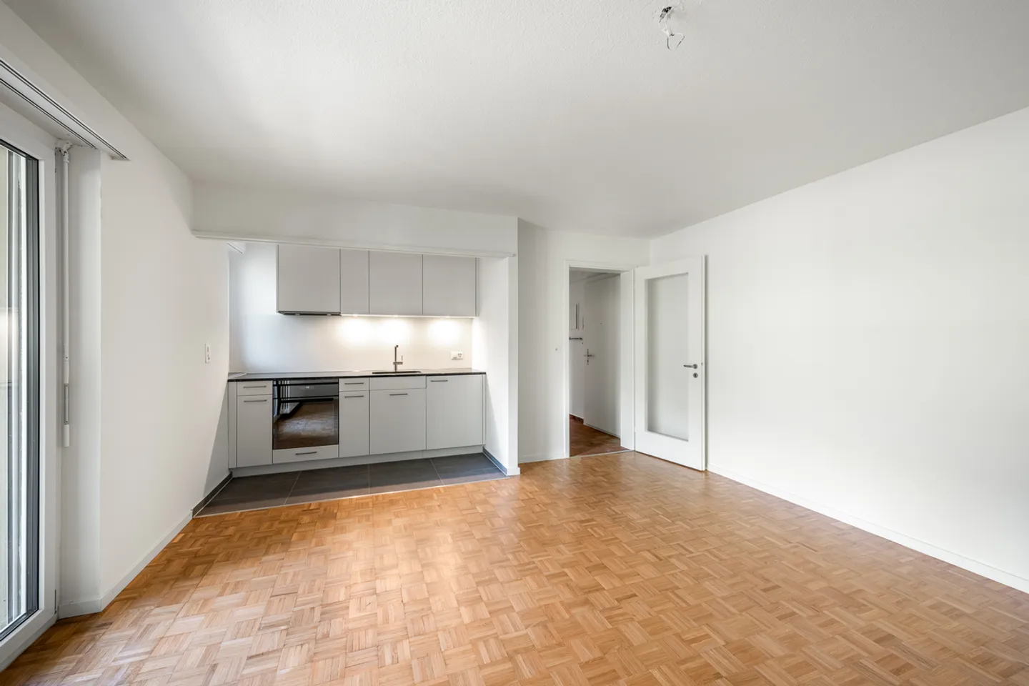 Freshly renovated single apartment in a preferred location! - Photo 2 of 8