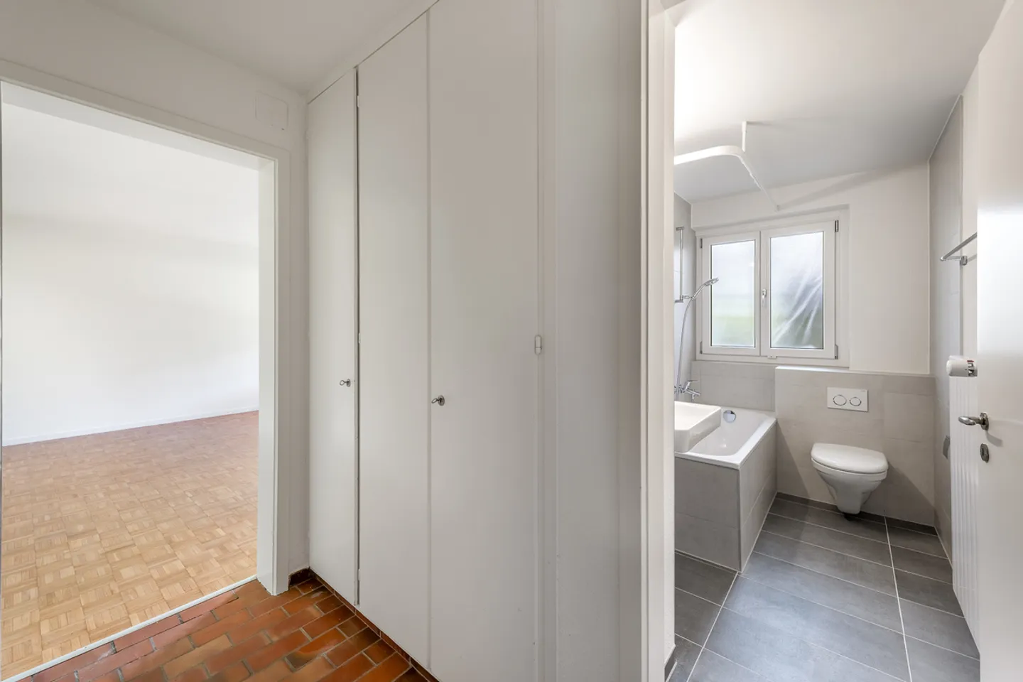 Freshly renovated single apartment in a preferred location! - Photo 3 of 8