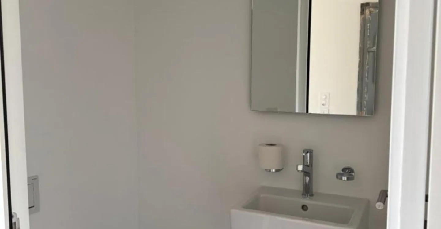 Modern Apartment with Terrace - Photo 8 of 11
