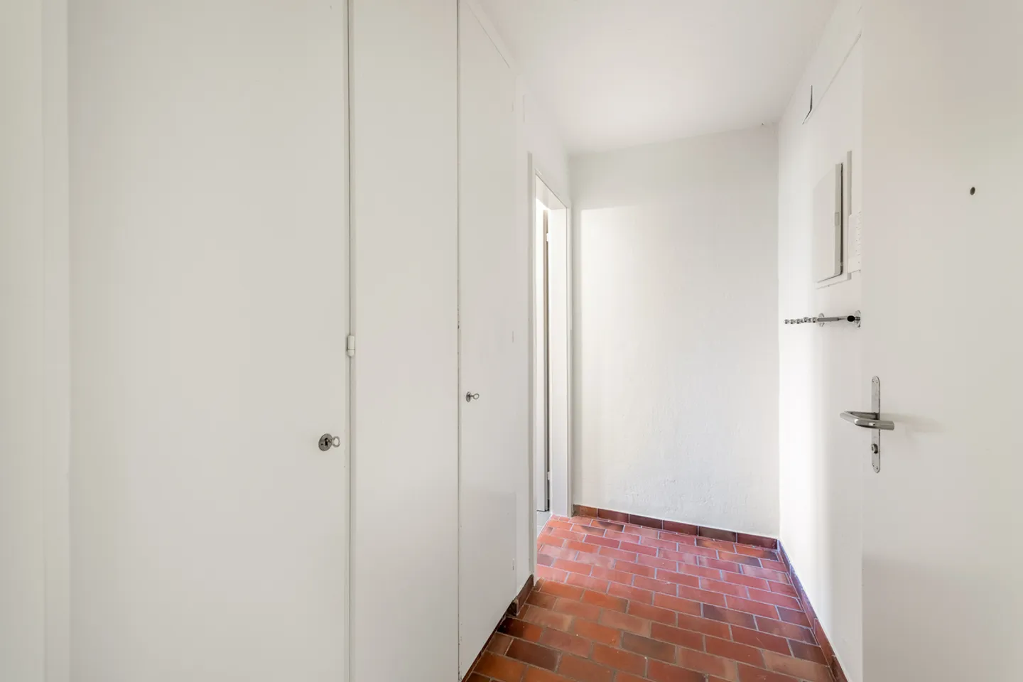 Freshly renovated single apartment in a preferred location! - Photo 4 of 8