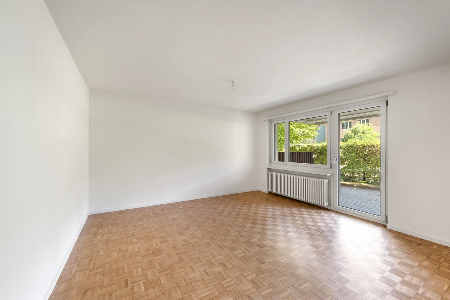 Freshly renovated single apartment in a preferred location! - Photo 6 of 8