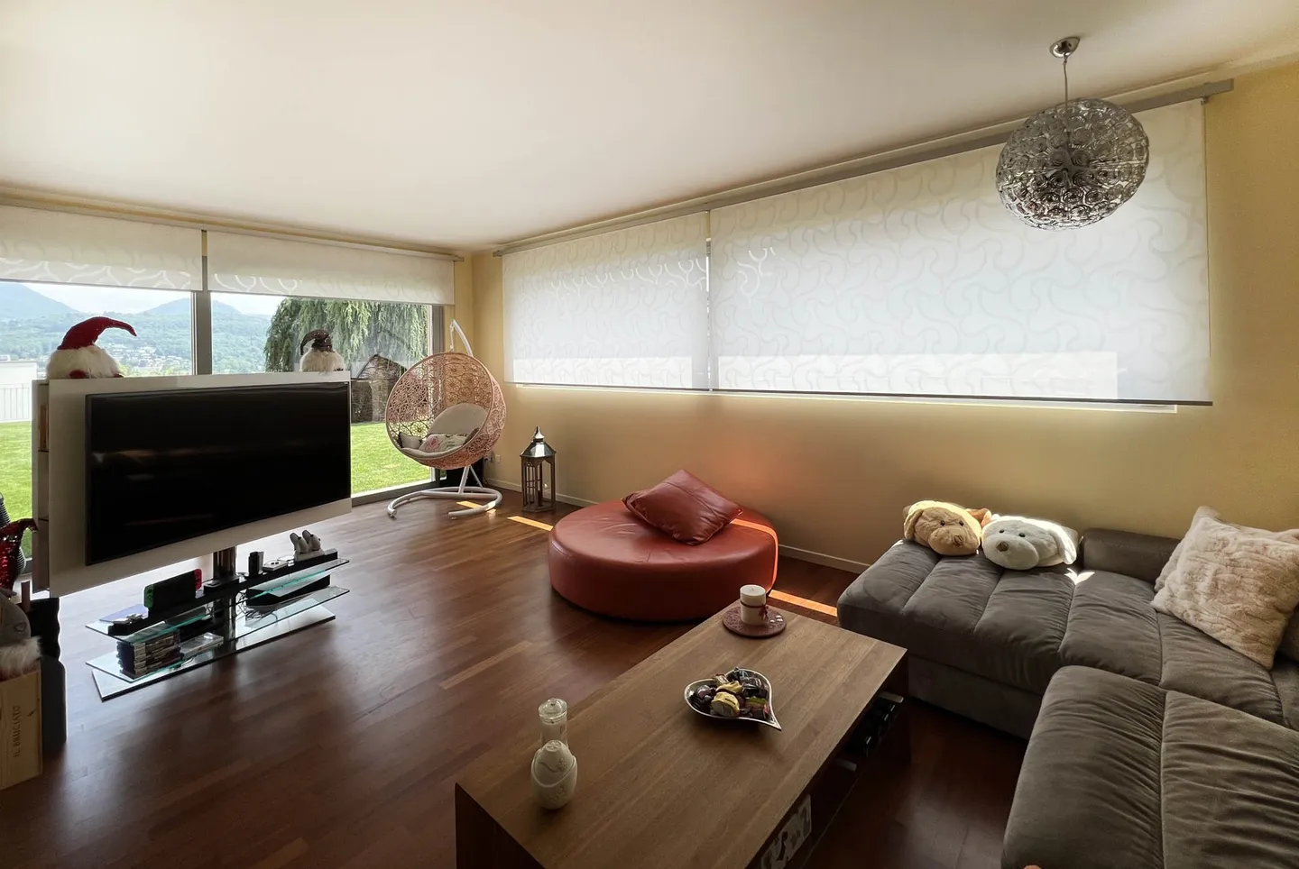 SPLENDIDA E AMPIA VILLA 5.5 CON GIARDINO E PISCINA A MANNO - Foto 4 di 12