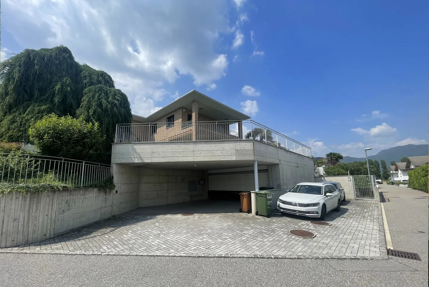 SPLENDIDA E AMPIA VILLA 5.5 CON GIARDINO E PISCINA A MANNO - Foto 9 di 12