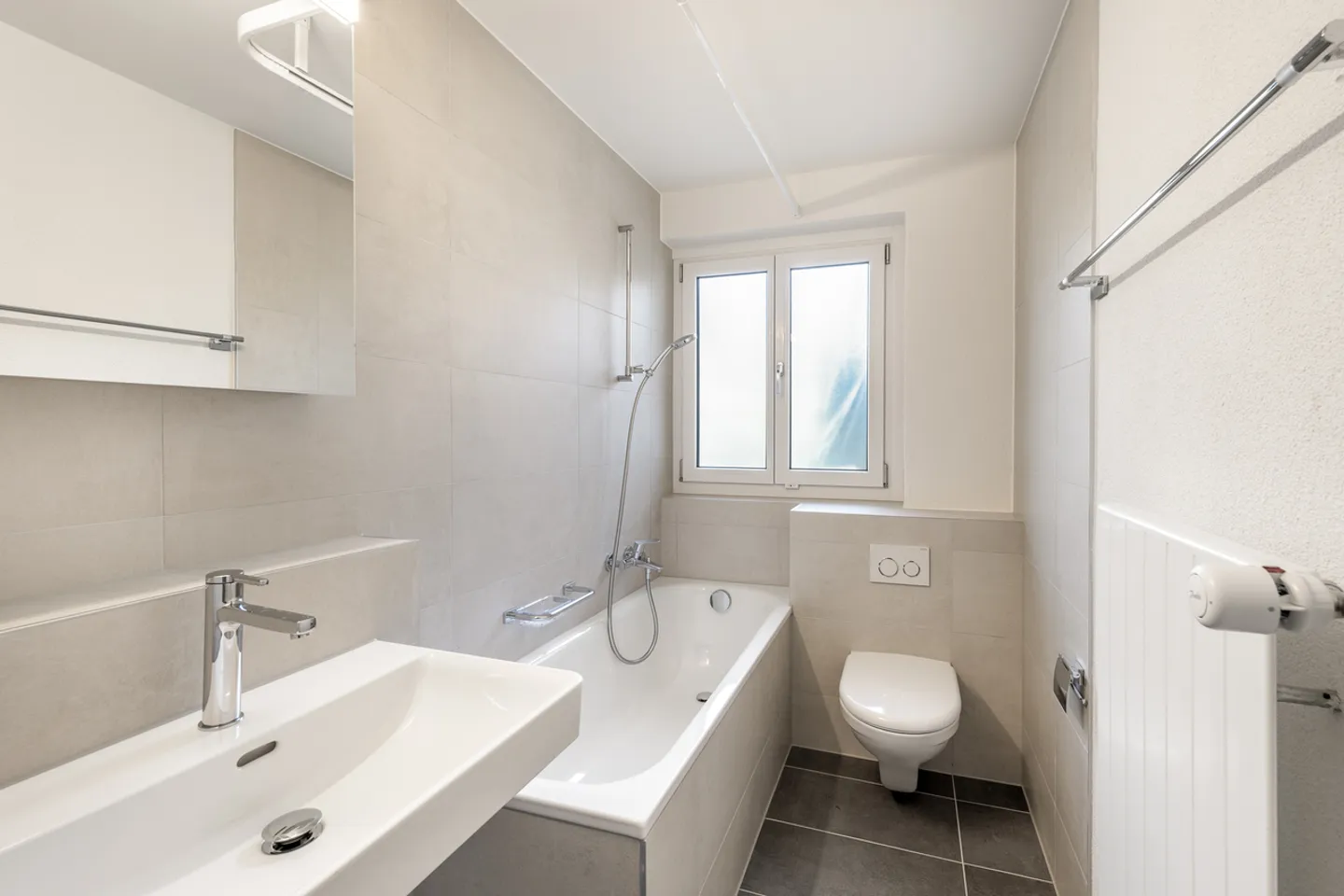 Freshly renovated single apartment in a preferred location! - Photo 7 of 8