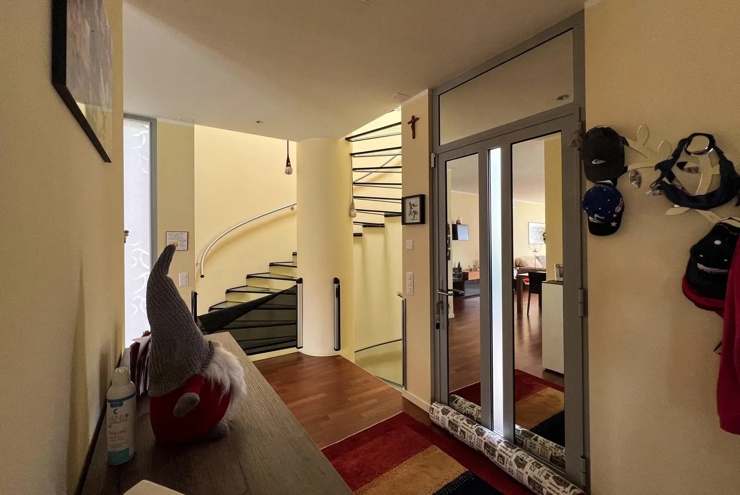 SPLENDIDA E AMPIA VILLA 5.5 CON GIARDINO E PISCINA A MANNO - Foto 7 di 12