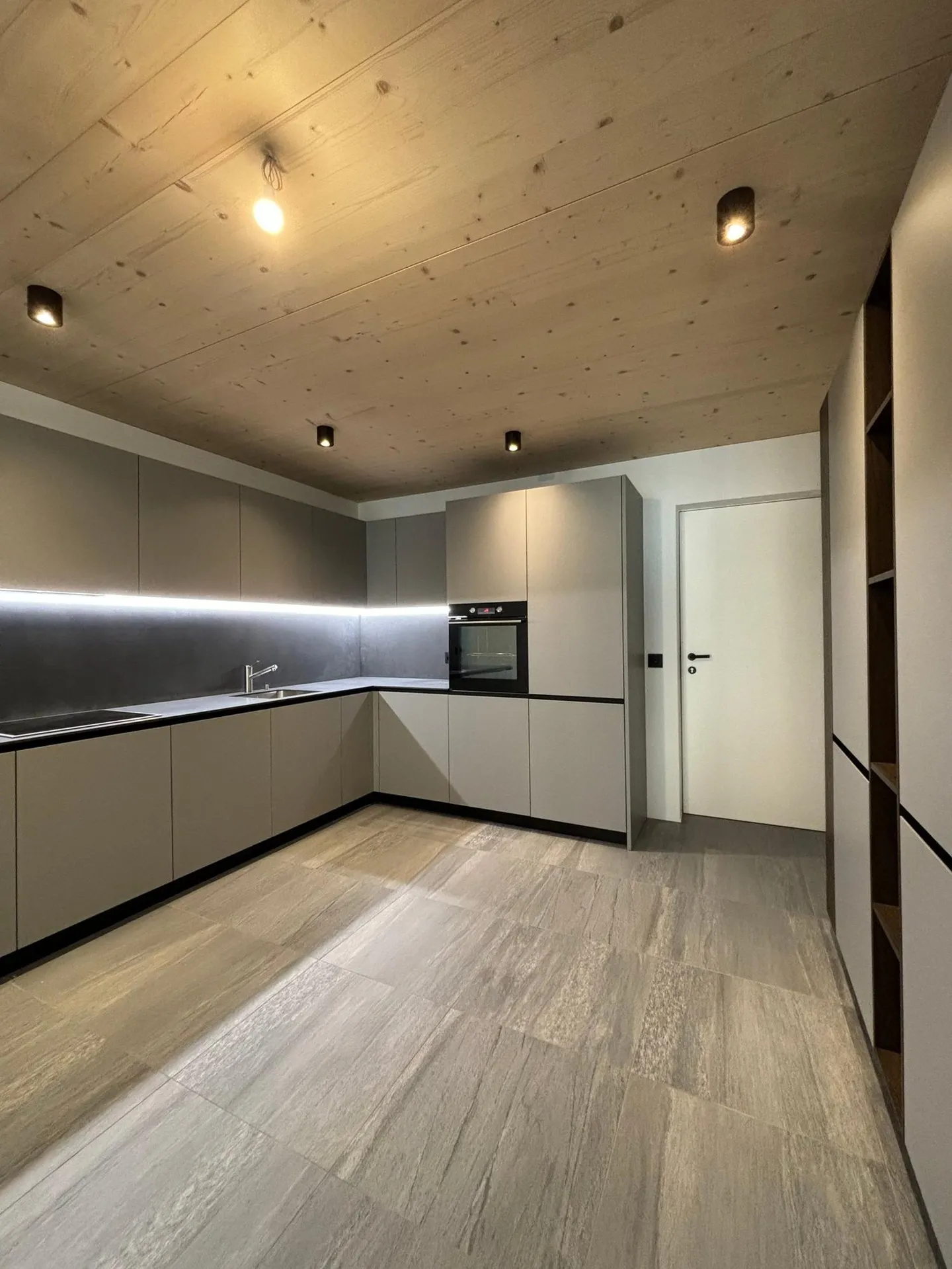 Appartement moderne de 2,5 pièces avec vue panoramique à Cama - Photo 2 sur 8