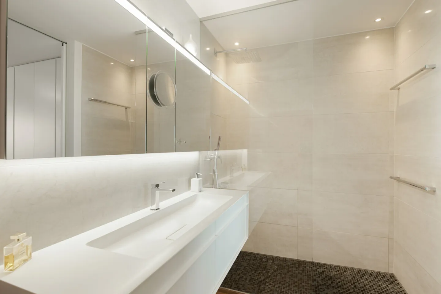 Zürich: Appartamento di design al 14° piano nel 'The Metropolitans' - Foto 5 di 7