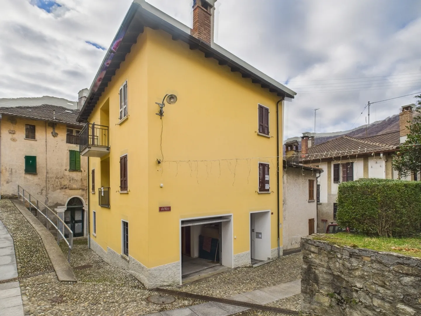 Geräumiges Einfamilienhaus mit 5 Zimmern in Breggia-Bruzella - Foto 1 von 12