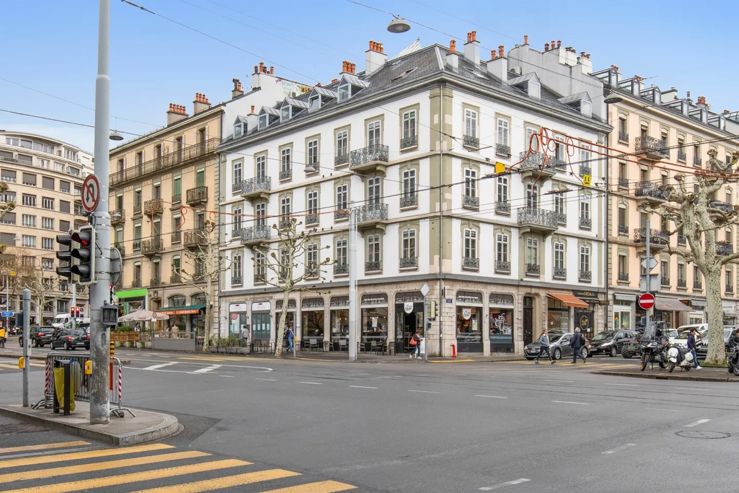 Centre-Ville - Place extérieure - Photo 1 of 2