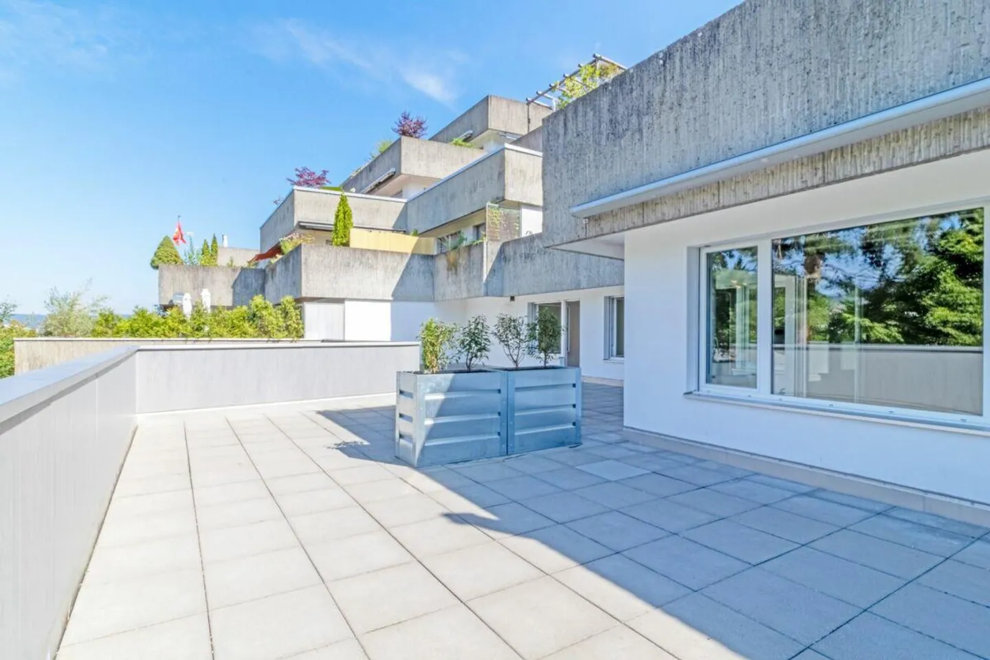 Grosszügige 5.5 Z' Terrassenwohnung mit Garage und Hobbyraum - Foto 1 von 16