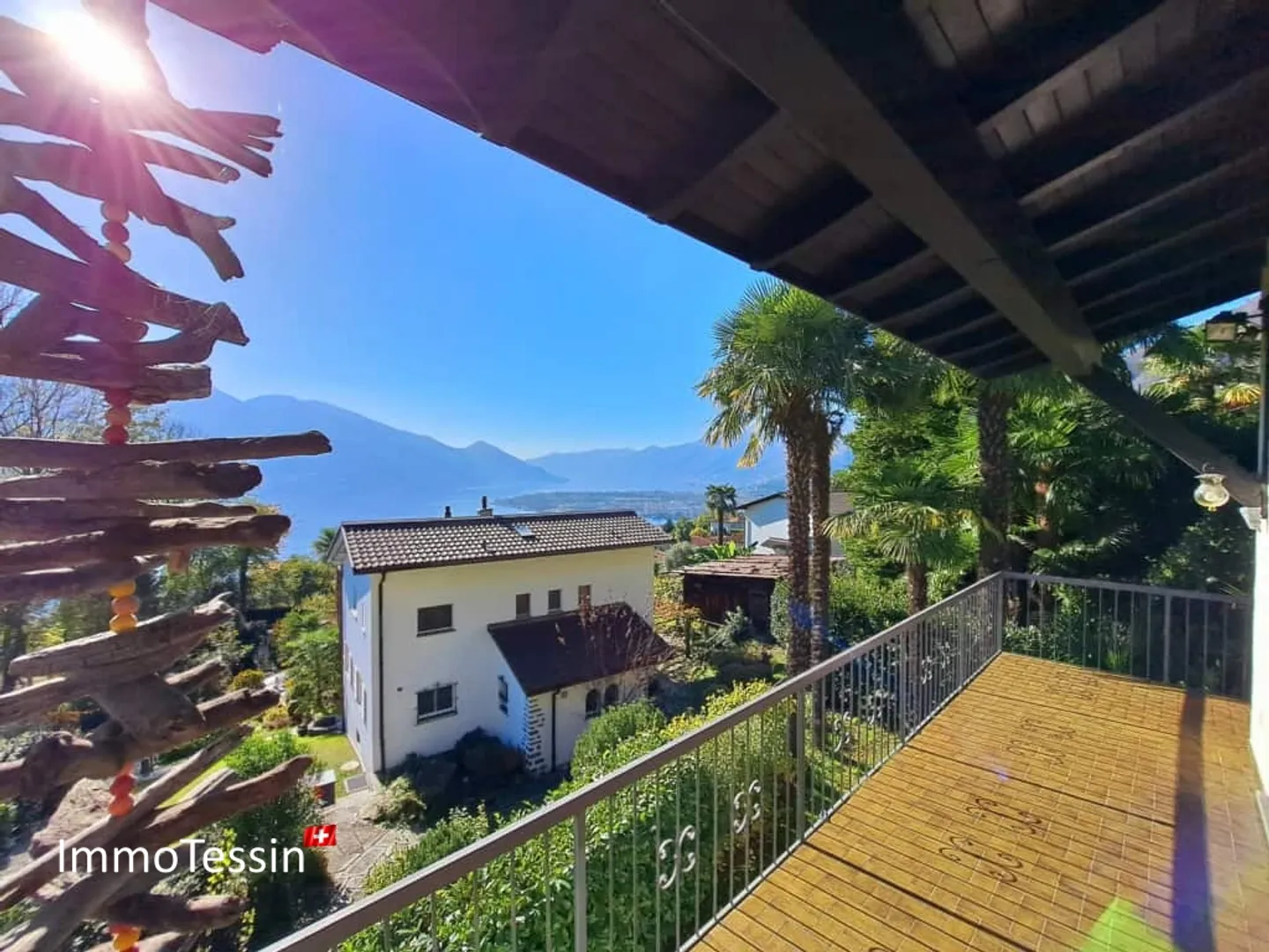 OPPORTUNITÀ: Casa con 2 appartamenti in una posizione desiderabile con vista mozzafiato sul Lago Maggiore - Foto 1 di 13