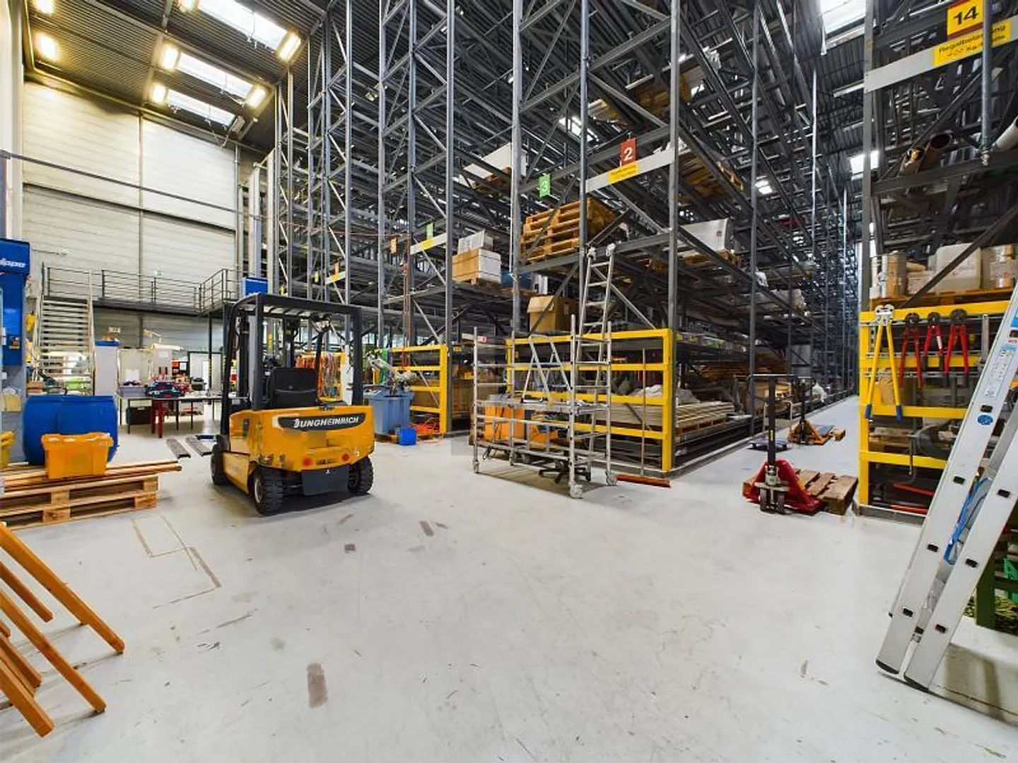 HIGH RACK WAREHOUSE IN AN IDEAL LOCATION - Photo 1 of 6