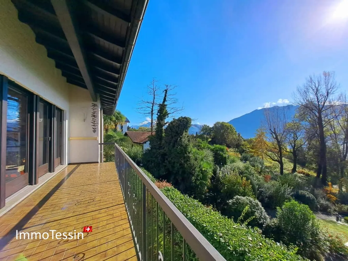 OPPORTUNITÀ: Casa con 2 appartamenti in una posizione desiderabile con vista mozzafiato sul Lago Maggiore - Foto 2 di 13
