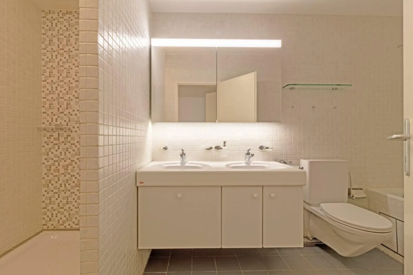 Grosszügige 5.5 Z' Terrassenwohnung mit Garage und Hobbyraum - Foto 7 von 16