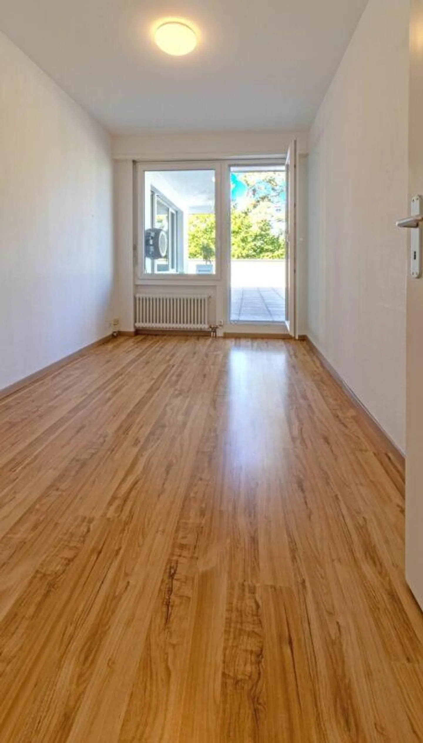 Grosszügige 5.5 Z' Terrassenwohnung mit Garage und Hobbyraum - Foto 9 von 16