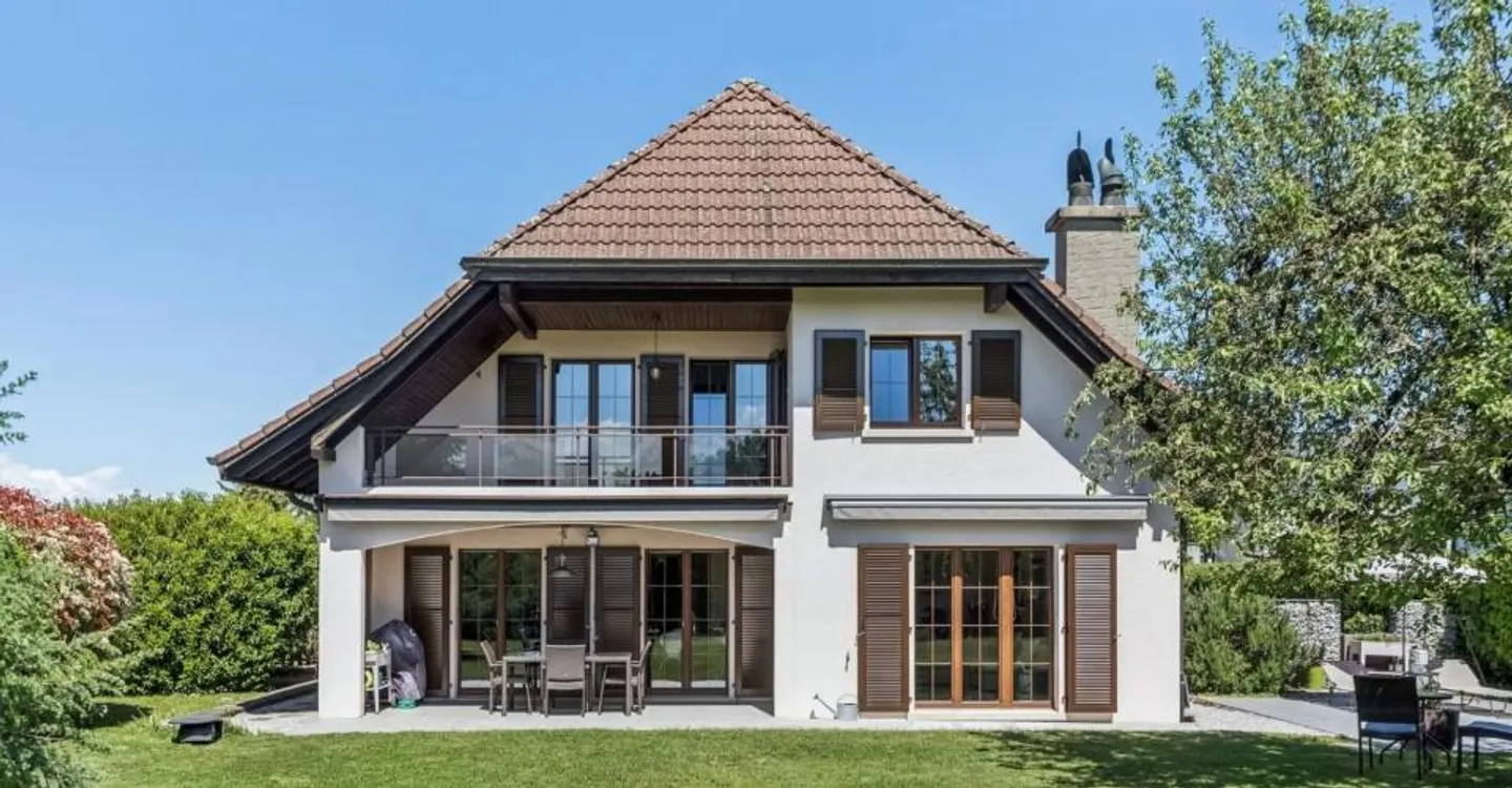 Rare in Payerne: Two independent apartments & a professional space - Photo 1 of 11