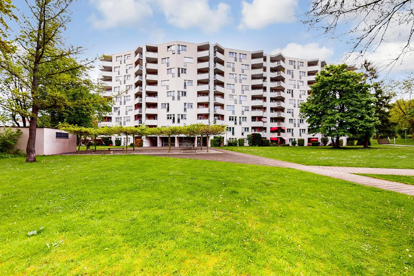 Appartement 2.5 pièces confortable dans le parc résidentiel Jurintra ! - Photo 1 sur 5