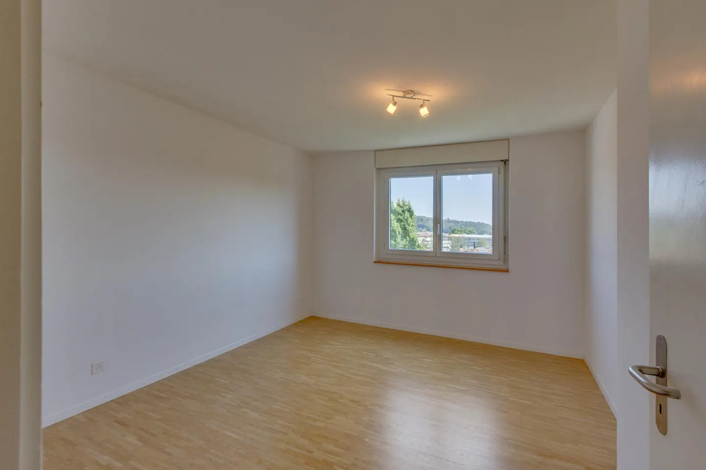 Appartement 2.5 pièces confortable dans le parc résidentiel Jurintra ! - Photo 3 sur 5