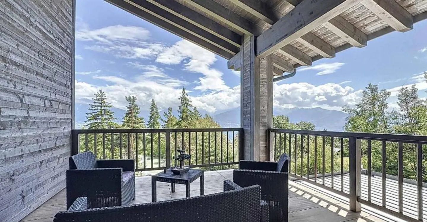 Exceptional chalet on 3 levels with indoor pool/wellness area - Photo 1 of 11