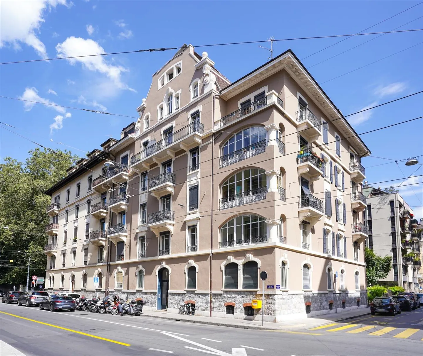Appartamento di 3 stanze al 2° piano con vista su una piazza piacevolmente verde - Foto 1 di 5