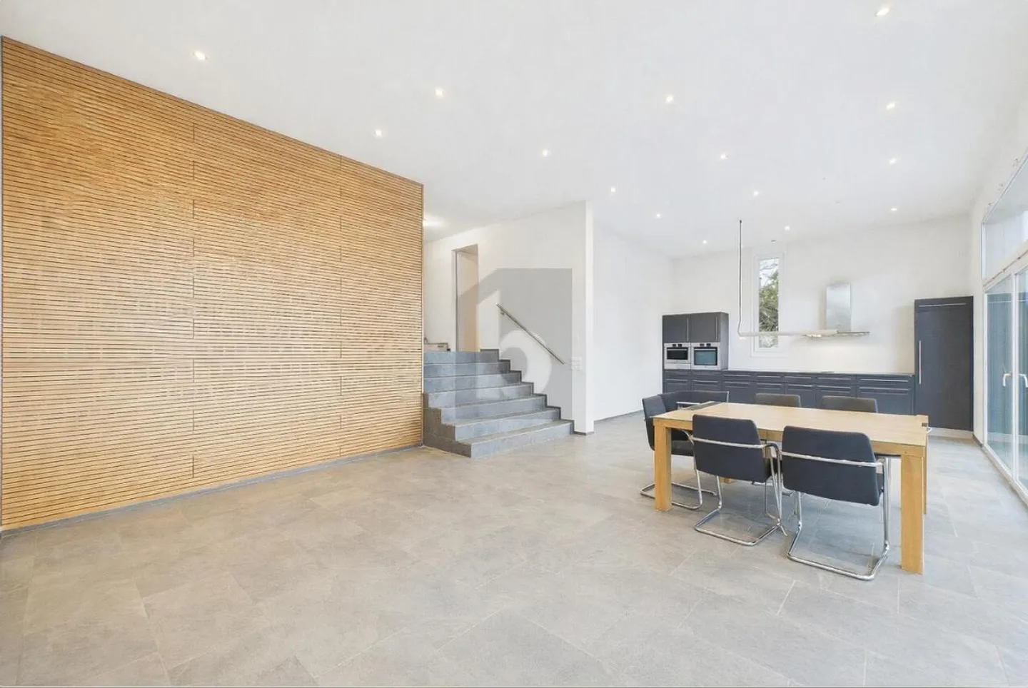 HIGH QUALITY, BRIGHT & WITH OUTDOOR AREA - Photo 2 of 6