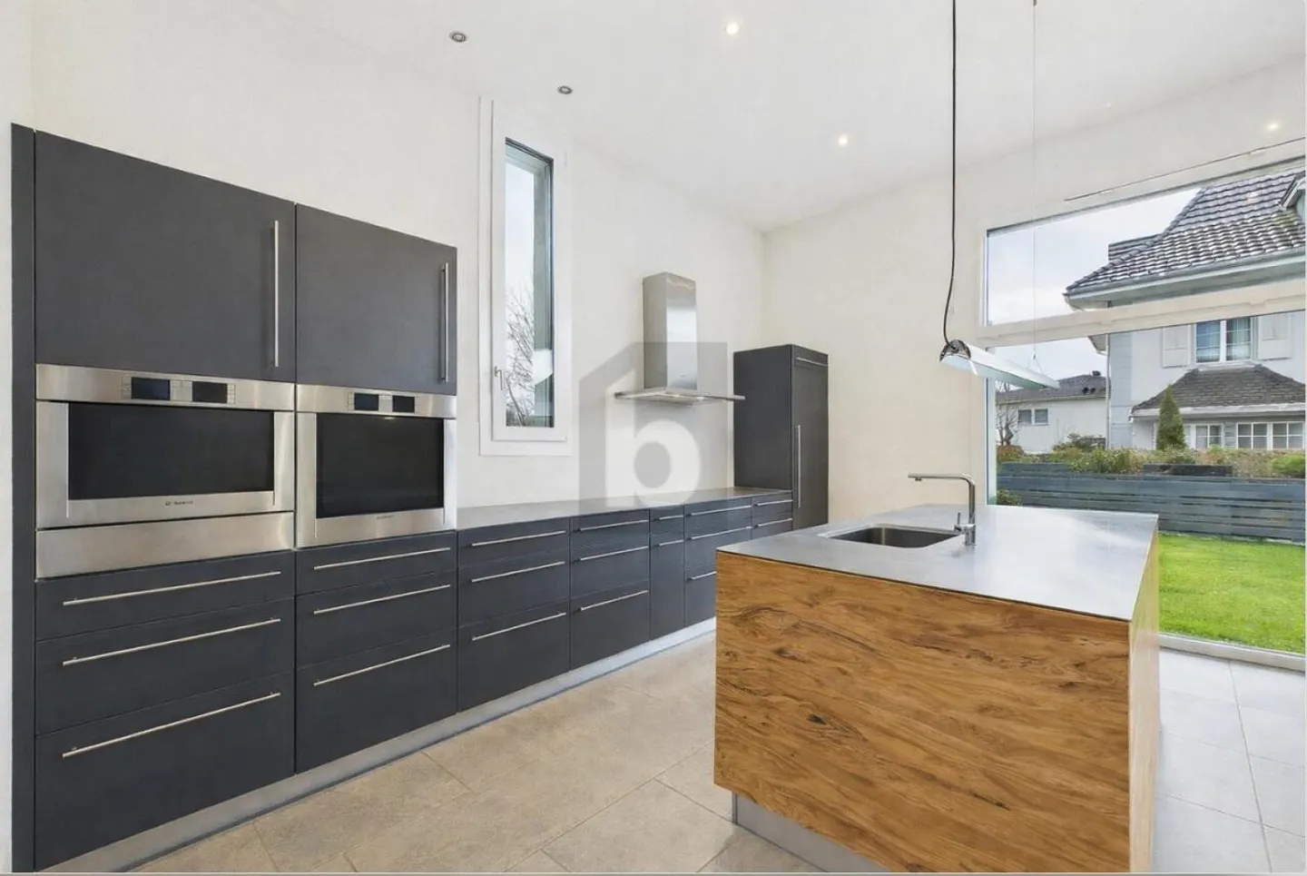 HIGH QUALITY, BRIGHT & WITH OUTDOOR AREA - Photo 3 of 6