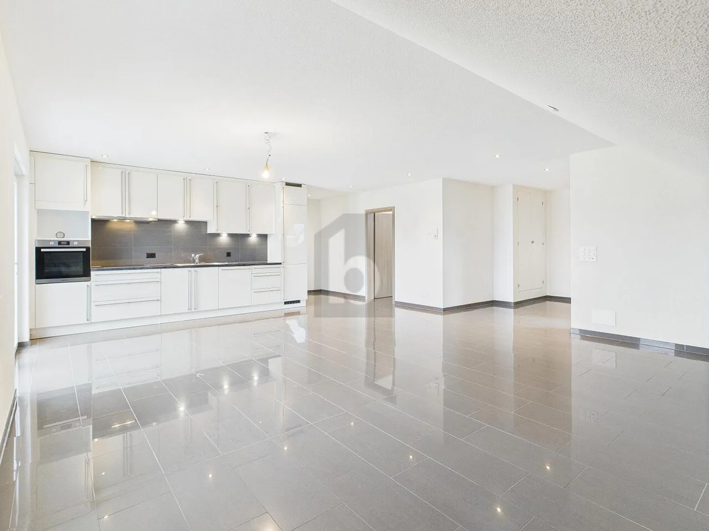 CONFORTABLE, MODERNE & CALME - Photo 1 sur 6