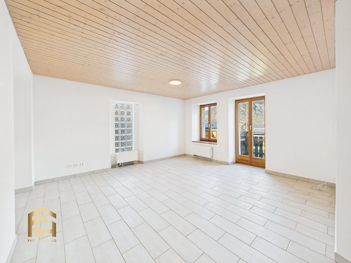 Appartamento attraente di 4,5 stanze con balcone, stanza hobby e giardino privato - Foto 2 di 13