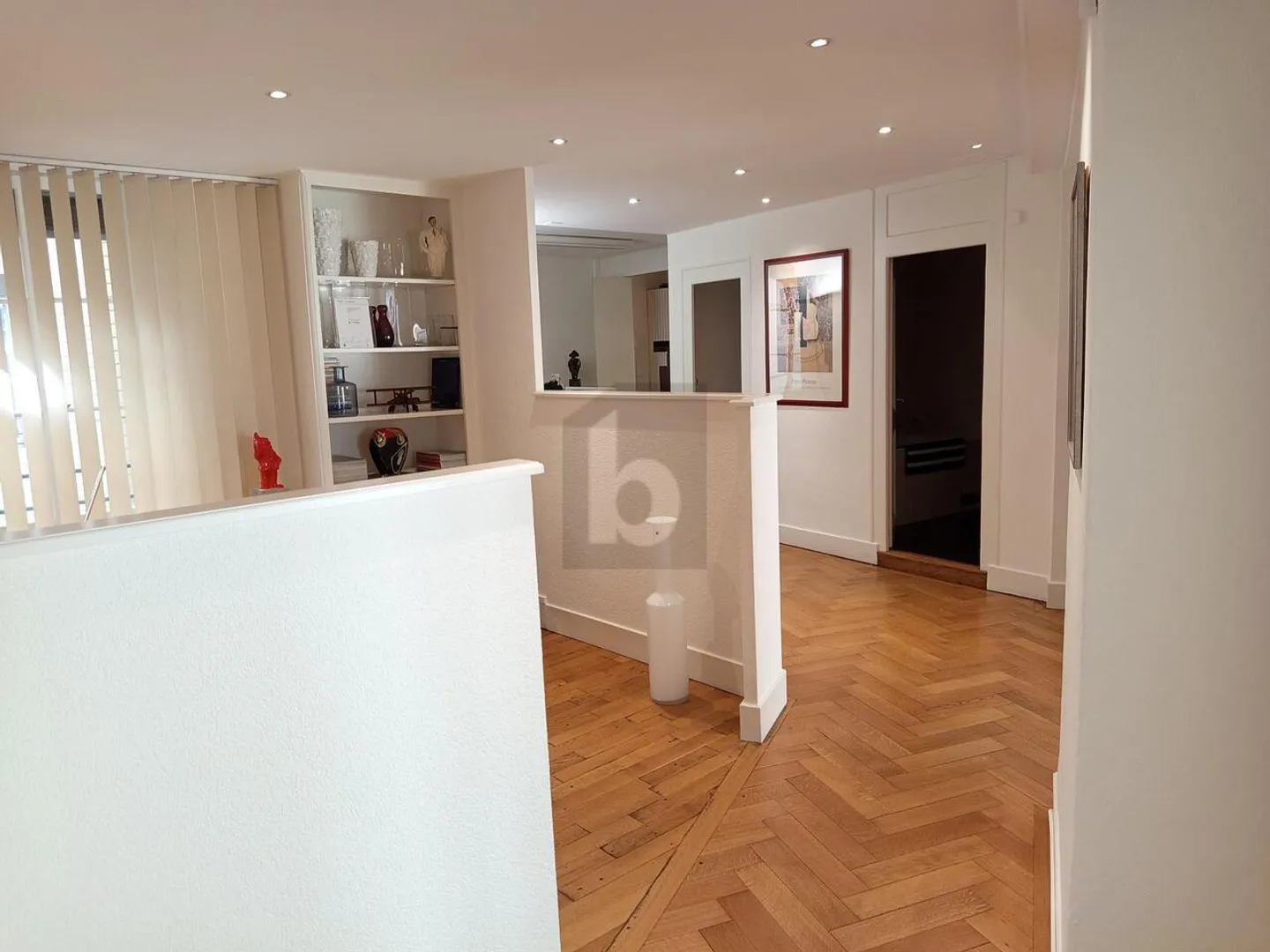 CENTRAL, PROFESSIONAL & COMFORTABLE - Photo 3 of 6