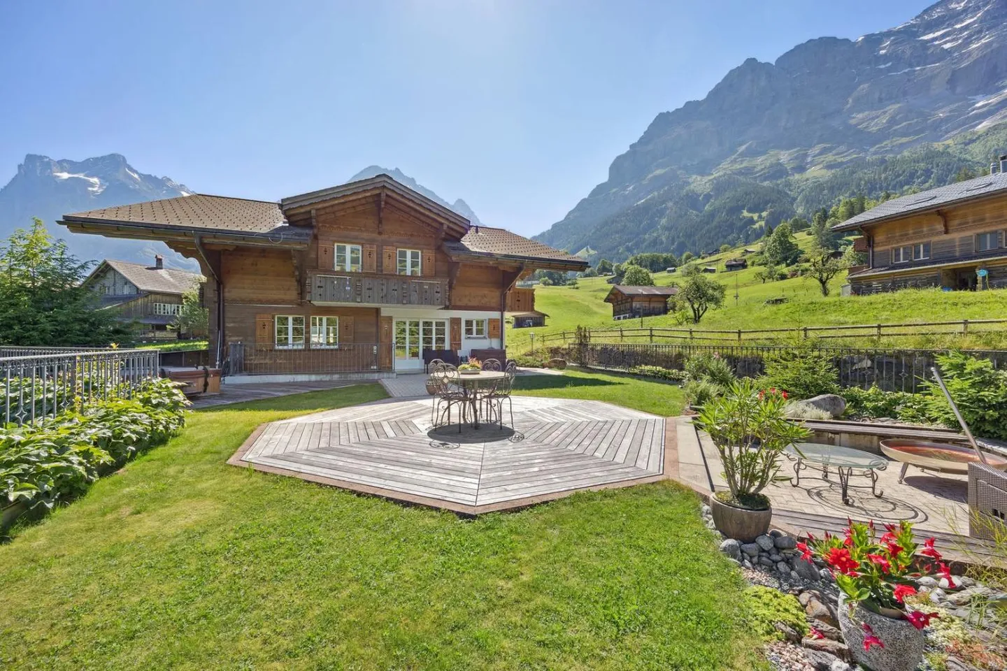 Magnificent luxury chalet with panoramic mountain views - Photo 1 of 8
