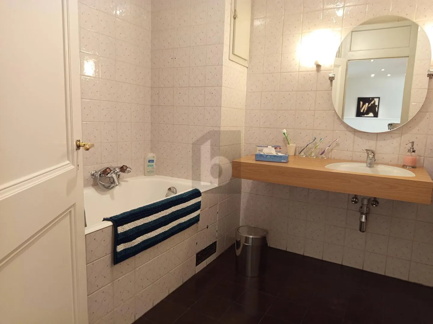 CENTRAL, PROFESSIONAL & COMFORTABLE - Photo 5 of 6