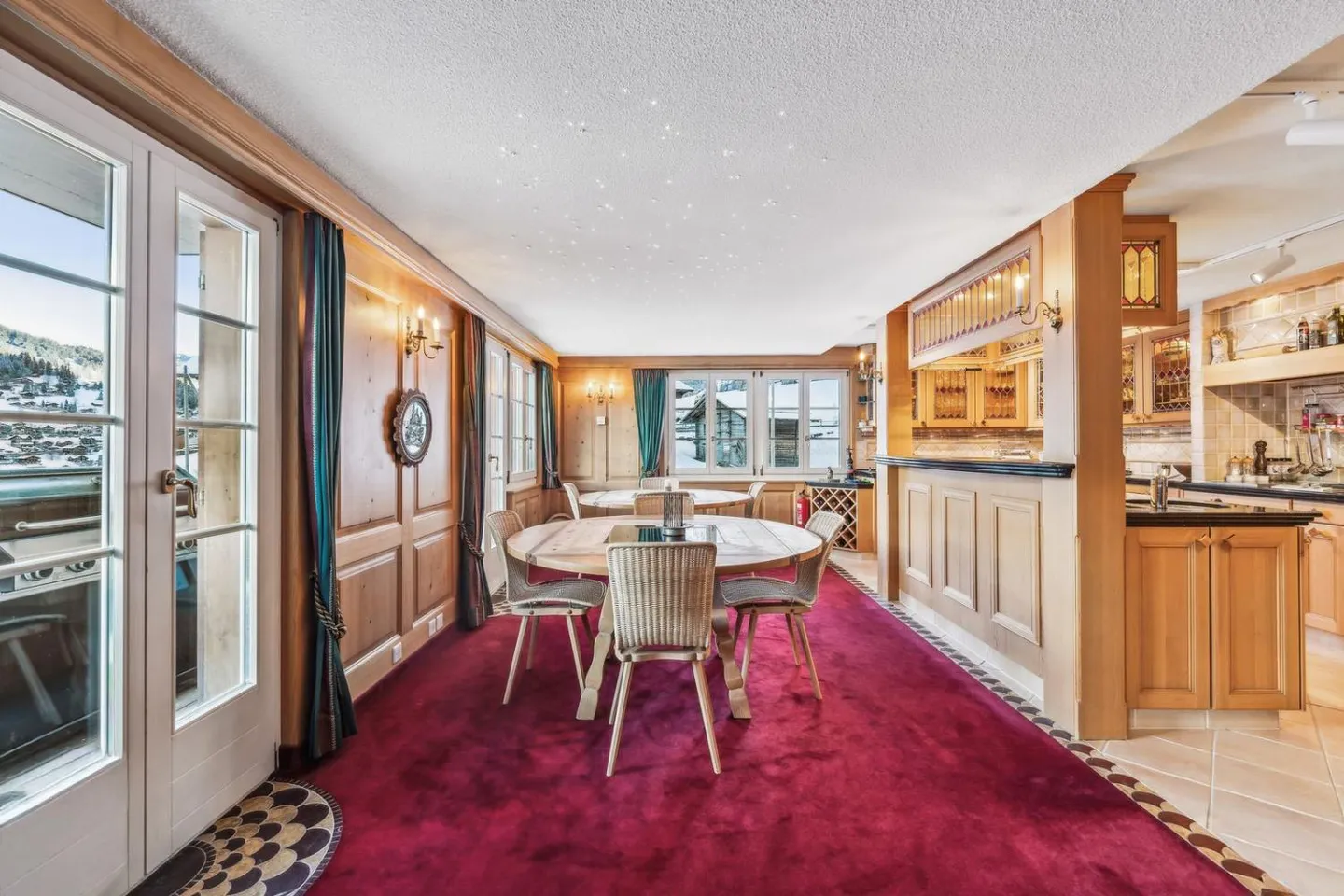 Magnificent luxury chalet with panoramic mountain views - Photo 2 of 8