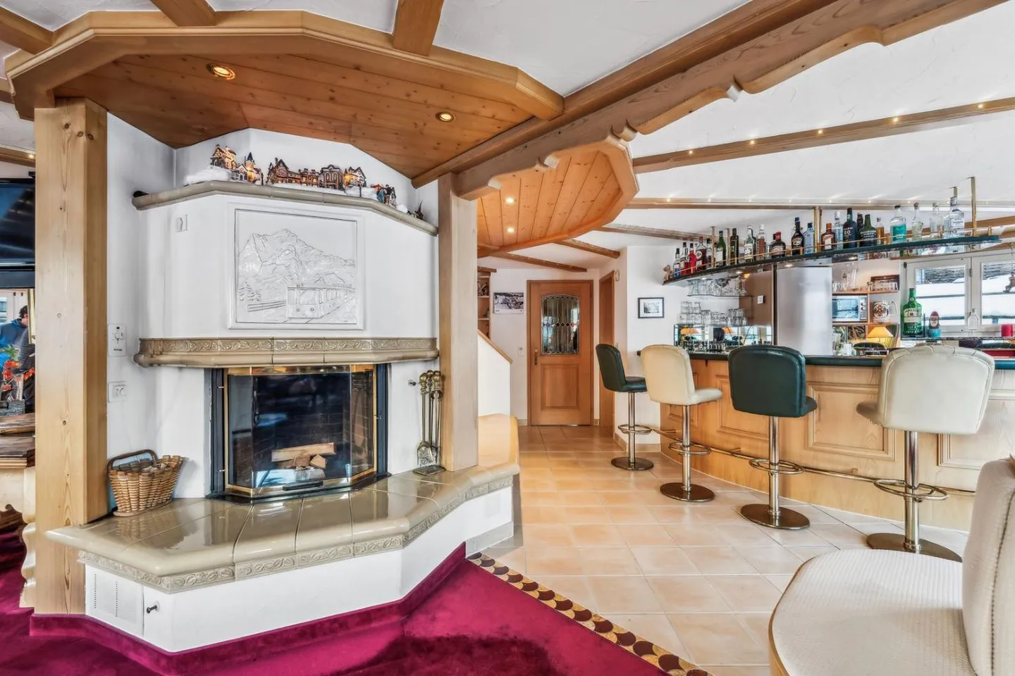 Magnificent luxury chalet with panoramic mountain views - Photo 3 of 8