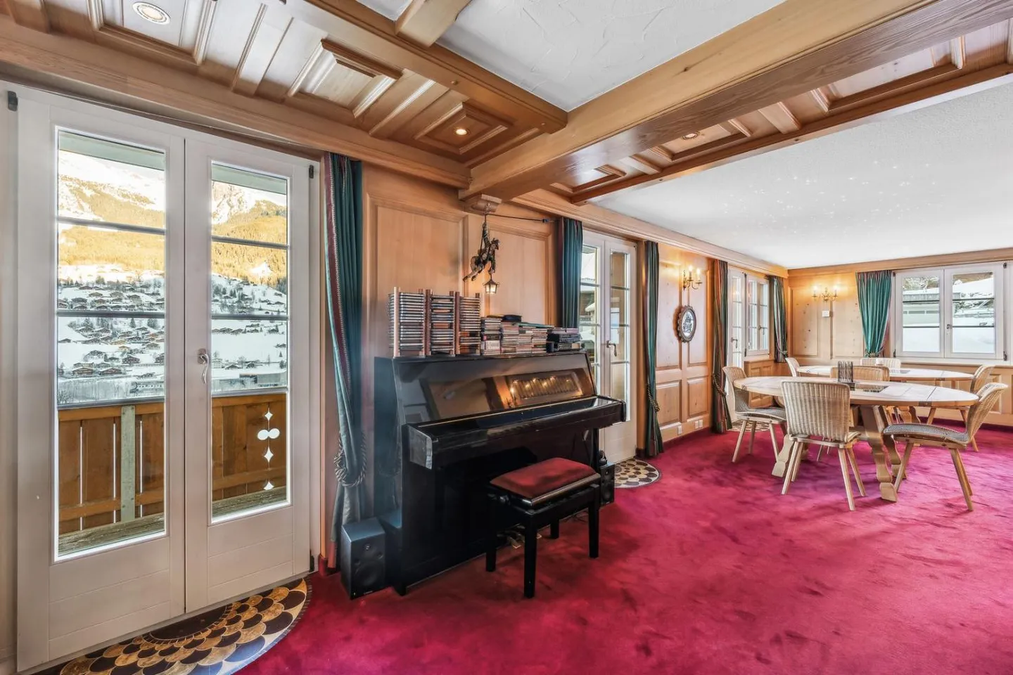 Magnificent luxury chalet with panoramic mountain views - Photo 4 of 8