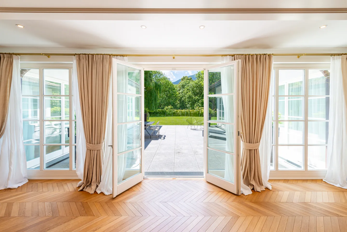 Elegante Villa mit Pool, umgeben von Grün - Foto 9 von 21