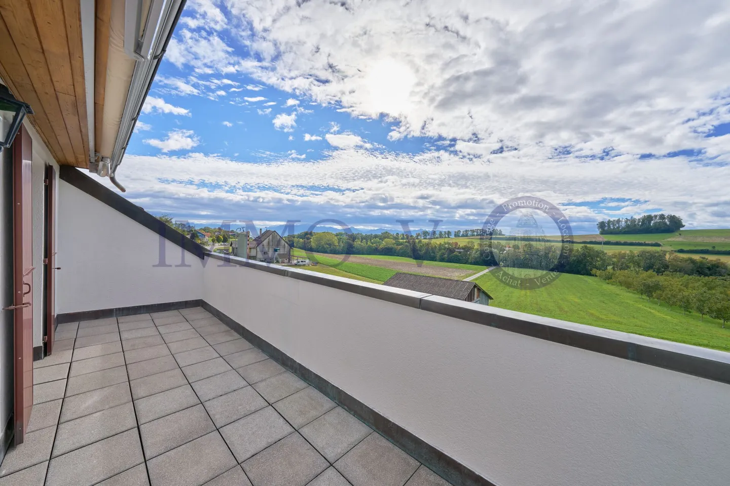 GERÄUMIG MIT CHARME UND BALKON MIT UNVERBAUTER AUSSICHT - Foto 2 von 9