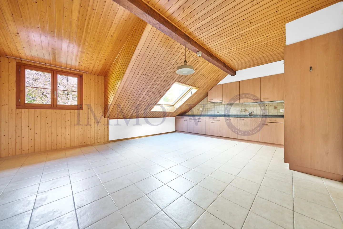 GERÄUMIG MIT CHARME UND BALKON MIT UNVERBAUTER AUSSICHT - Foto 3 von 9