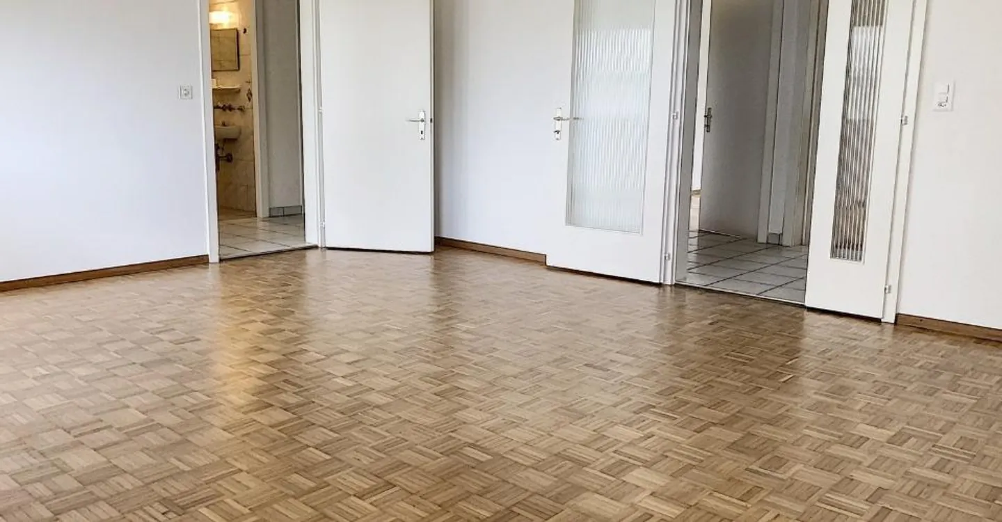 Ampio appartamento 4½ situato in un bel contesto verde - Foto 4 di 13