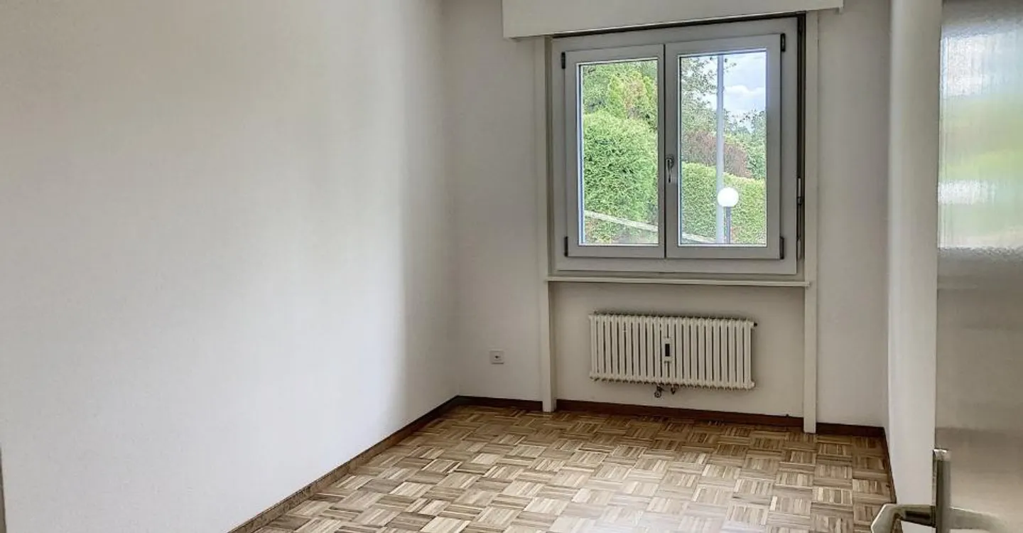 Ampio appartamento 4½ situato in un bel contesto verde - Foto 10 di 13