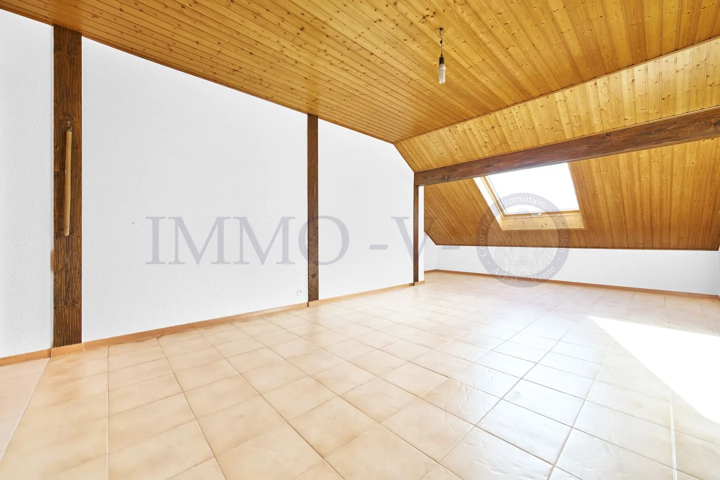 GERÄUMIG MIT CHARME UND BALKON MIT UNVERBAUTER AUSSICHT - Foto 4 von 9