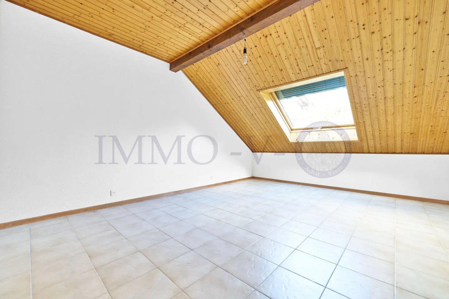 GERÄUMIG MIT CHARME UND BALKON MIT UNVERBAUTER AUSSICHT - Foto 5 von 9
